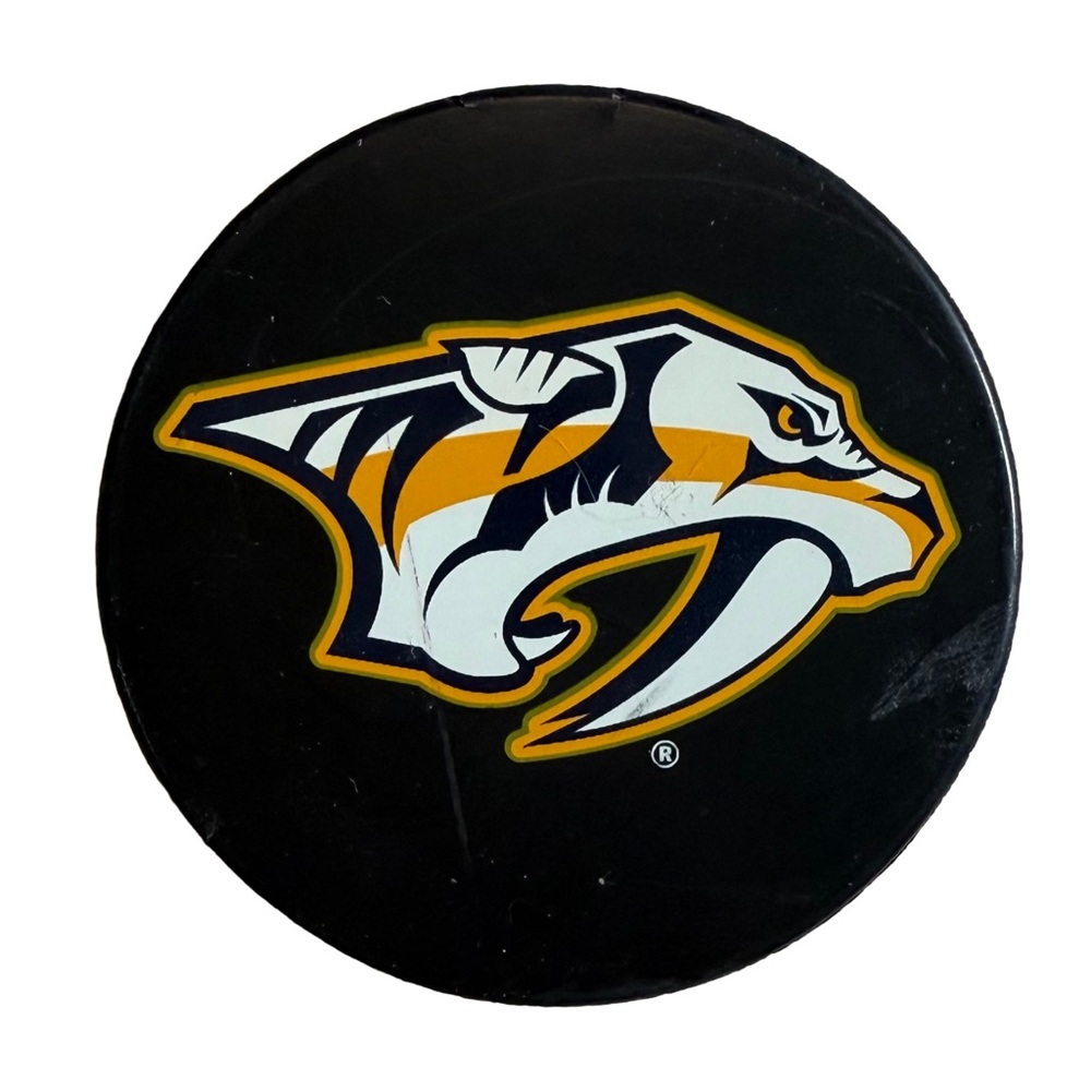 NASHVILLE PREDATORS / NHL BLACK WARM UP PUCK‎ WITH LOGO